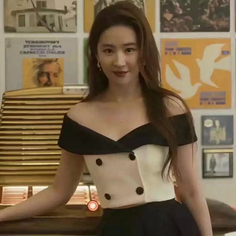 Rose Story Liu Yifei Huang Yimei สวมสีดําสีขาวสีคมชัดเสื้อผู้หญิงไหล่เดียวที่ไม่มีสายหนังแขนสั้นด้าน