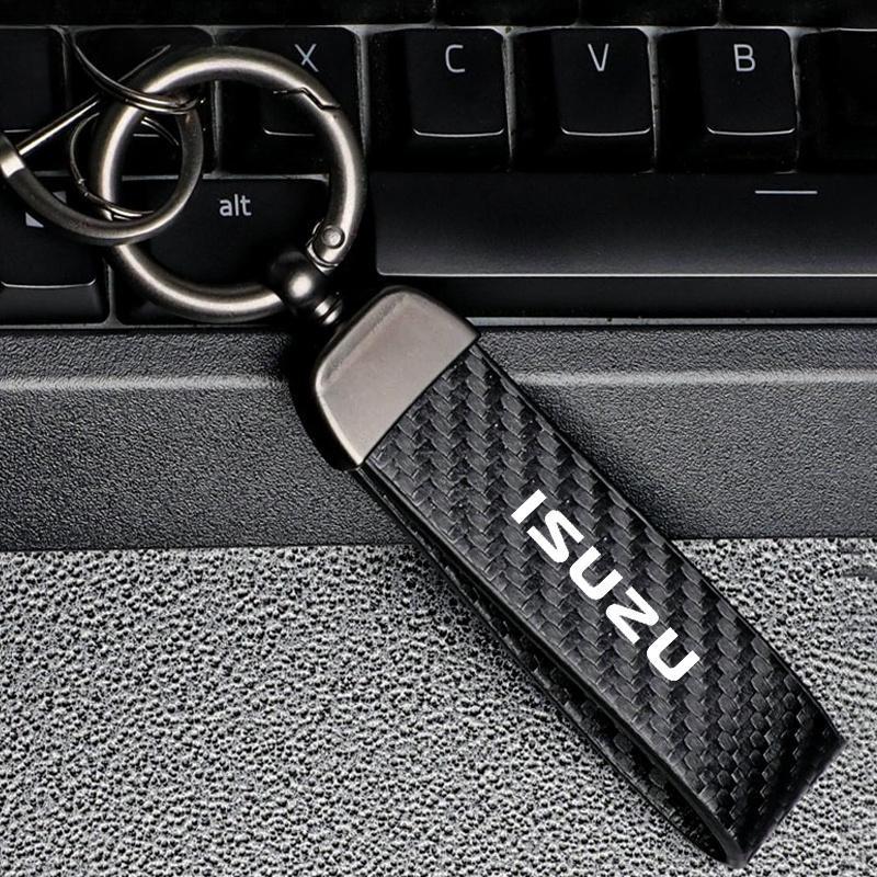 คาร์บอน Fibre หนังรถพวงกุญแจ Key Chain จี้ของขวัญสําหรับ Isuzu D-MAX D MAX Dmax I II ASCENDER 4X4 จัดแต่งทรงผมอุปกรณ์เสริม