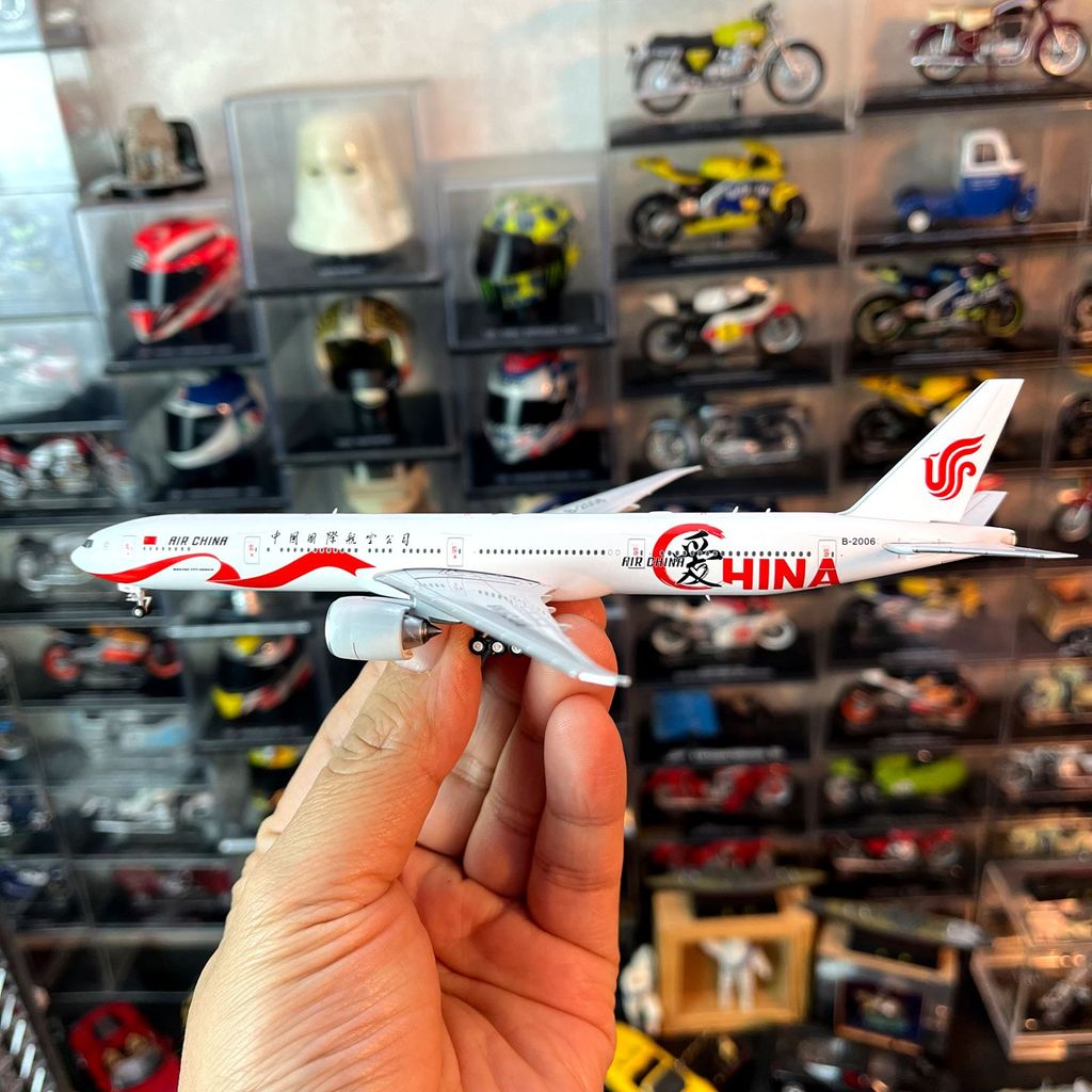 1: 400 Scale Alloy Airplane China Airlines Boeing 777-300ER เครื่องบินโดยสารพร้อมเสาอากาศสําเร็จรูปโ
