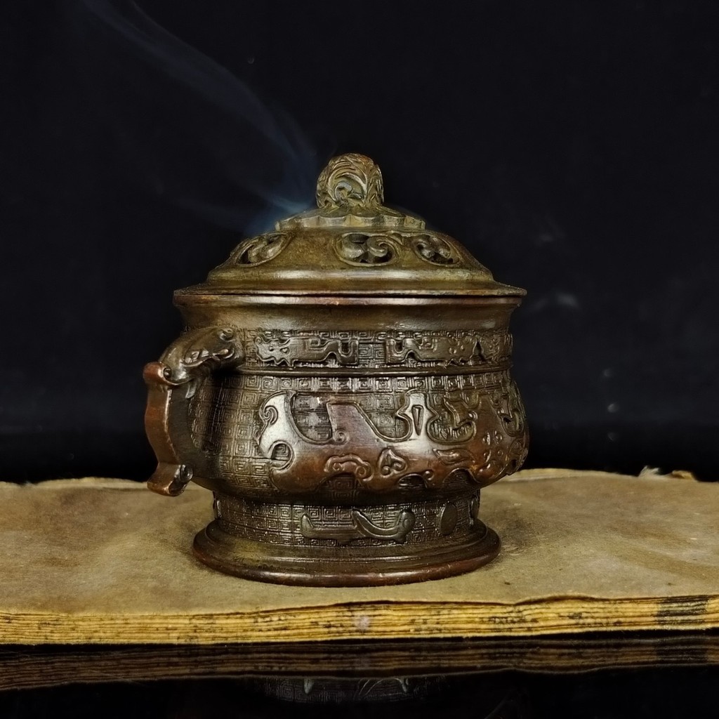 คอลเลกชันเครื่องทองแดงโบราณกระถางธูปหูมังกร ซวนเต๋อ เตาสามขาในครัวเรือนในร่มไม้จันทน์ไม้กฤษณาใน