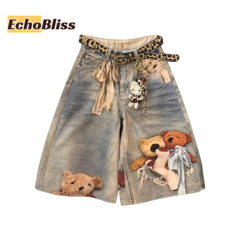 EchoBliss กางเกงยีนส์ห้าส่วนพิมพ์ลายตุ๊กตาหมี 3 มิติย้อนยุคสําหรับผู้ชายและผู้หญิง