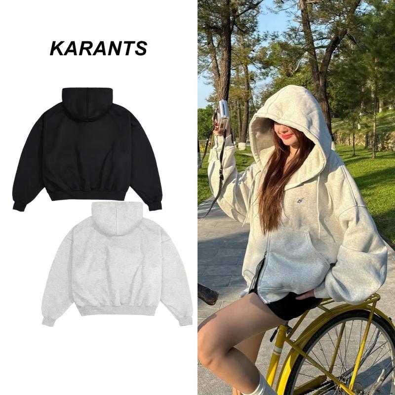 (สินค้าใหม่) Karants เสื้อฮู้ดดี้โลโก้โลหะ ทรง Cropped Boxy พรีเมียม ผ้าฝ้ายนุ่มฟูคุณภาพสูง Unisex M