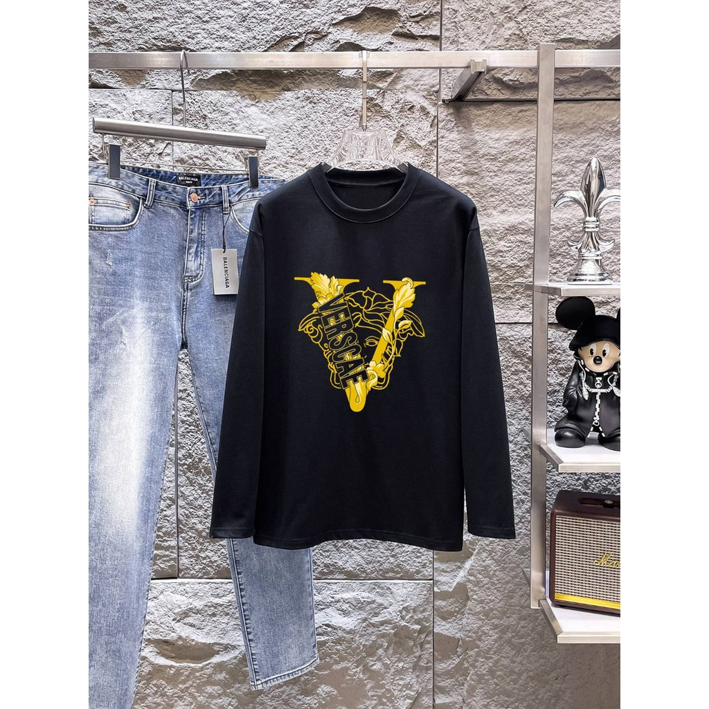 เวอร์ซาเช่ เสื้อยืดพิมพ์ลายสไตล์ลําลอง สไตล์เกาหลี สําหรับผู้ชาย/ผู้หญิง ใส่คู่ได้