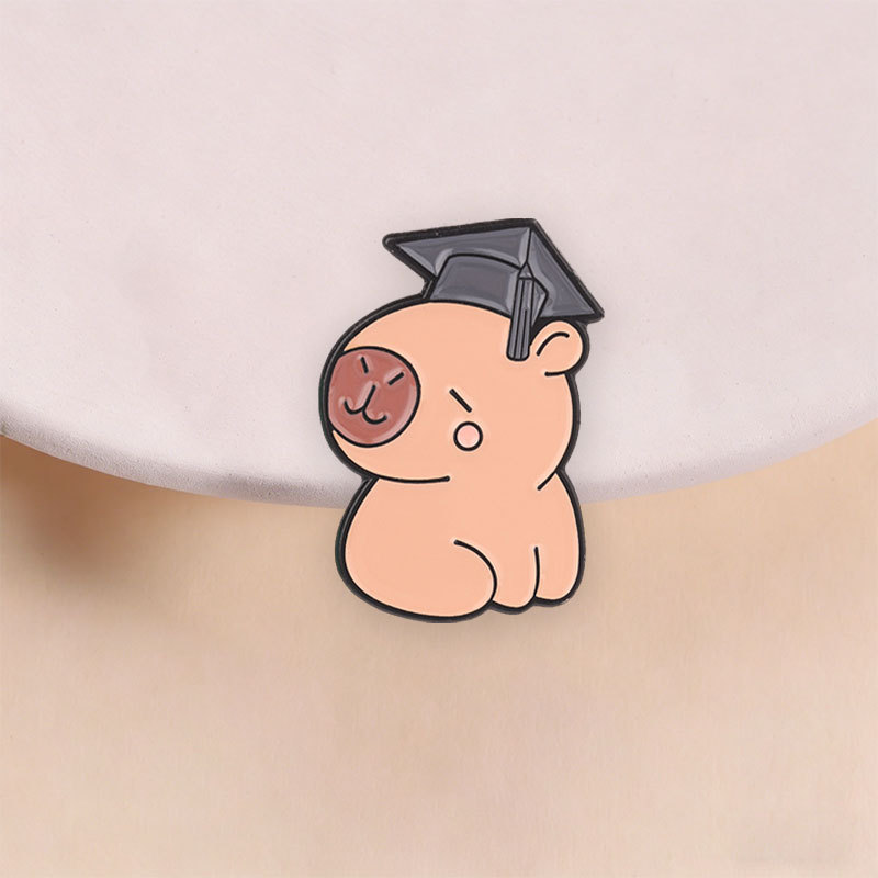 น่ารักจบการศึกษา Capybara เคลือบ Pin น่ารัก Capybara สวมหมวกเข็มกลัดของขวัญในอุดมคติสําหรับนักเรียน