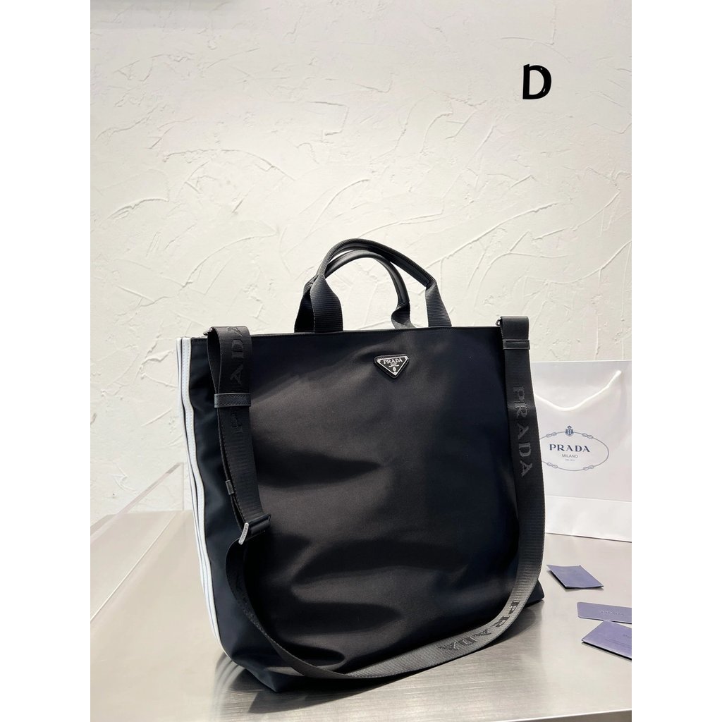 กระเป๋าช้อปปิ้ง Prada แบบถือและสะพายข้าง