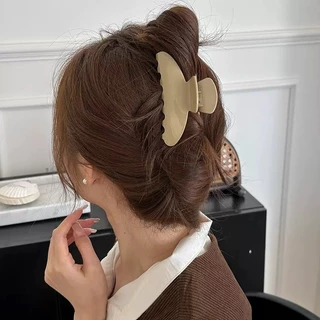 กิ๊บรัดผมขนาด 10.5 cm สีช็อคโกแลตน้ำตาล พร้อมให้เลือกถึง 6 สี สำหรับผู้หญิง
