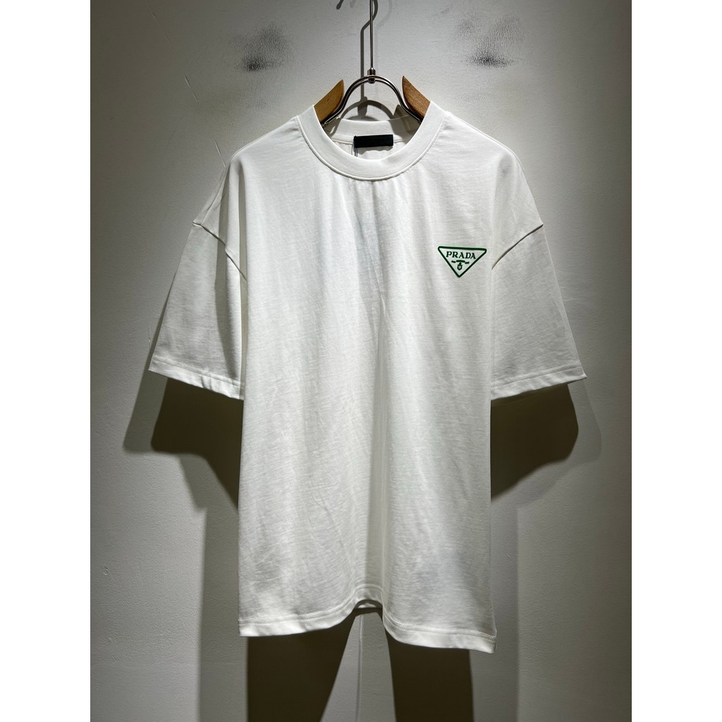 ปราด้า/ปราด้า 2026คลาสสิกรอบคอแขนสั้นเสื้อยืดผู้ชายผู้หญิงที่มีสีสันผ้าฝ้ายแท้สไตล์ถนนสบายระบายอากาศ