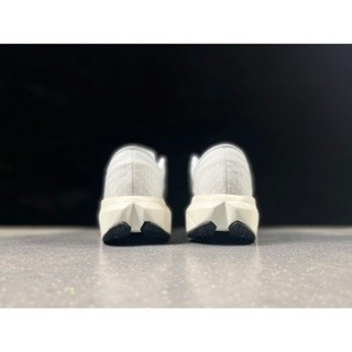 รองเท้าวิ่ง Fuelcell SC Elite V4 สีขาว