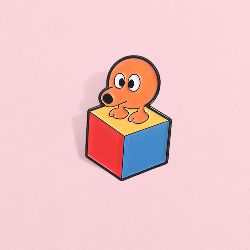 Qbert Retro อาเขตเกมเข็มกลัด Pins สุนัขสีส้ม Cube เข็มกลัดป้ายโลหะสําหรับเกมเมอร์