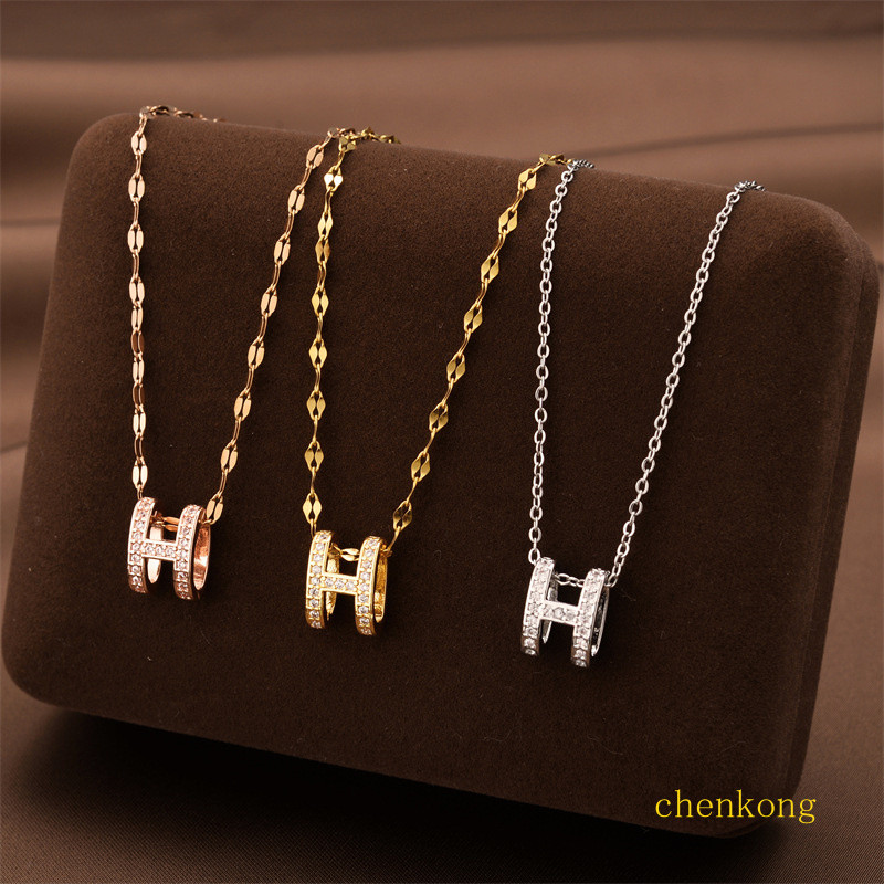 สไตล์ใหม่ Golden H จี้ตัวอักษร 18K สร้อยคอเหล็กไทเทเนียมหญิง Niche High-End แฟชั่น Clavicle Chain เครื่องประดับขายส่ง