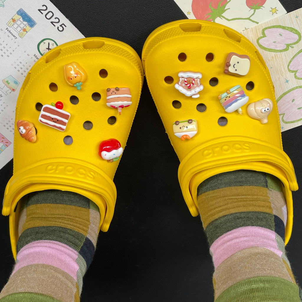 รูอุปกรณ์รองเท้า2025เค้กแสดงออกใหม่น่ารักสร้างสรรค์รองเท้าหัวเข็มขัดทําเองเหมาะสําหรับจระเข้รองเท้าหัวเข็มขัดที่ถอดออกได้รองเท้ารูหัวเข็มขัดบุชชรองเท้าจื้อบิซิงอินรองเ - รูปที่ 3