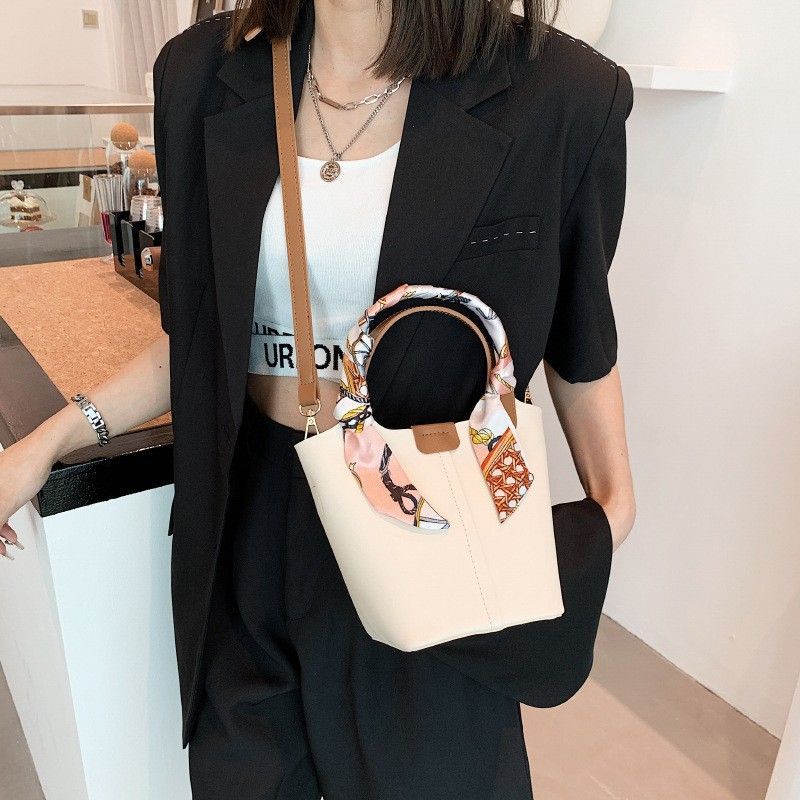 2024 แบบพกพา All-Match Messenger กระเป๋าสไตล์ใหม่ High-End กระเป๋าถือยอดนิยม Commuter แฟชั่นไหล่ 303