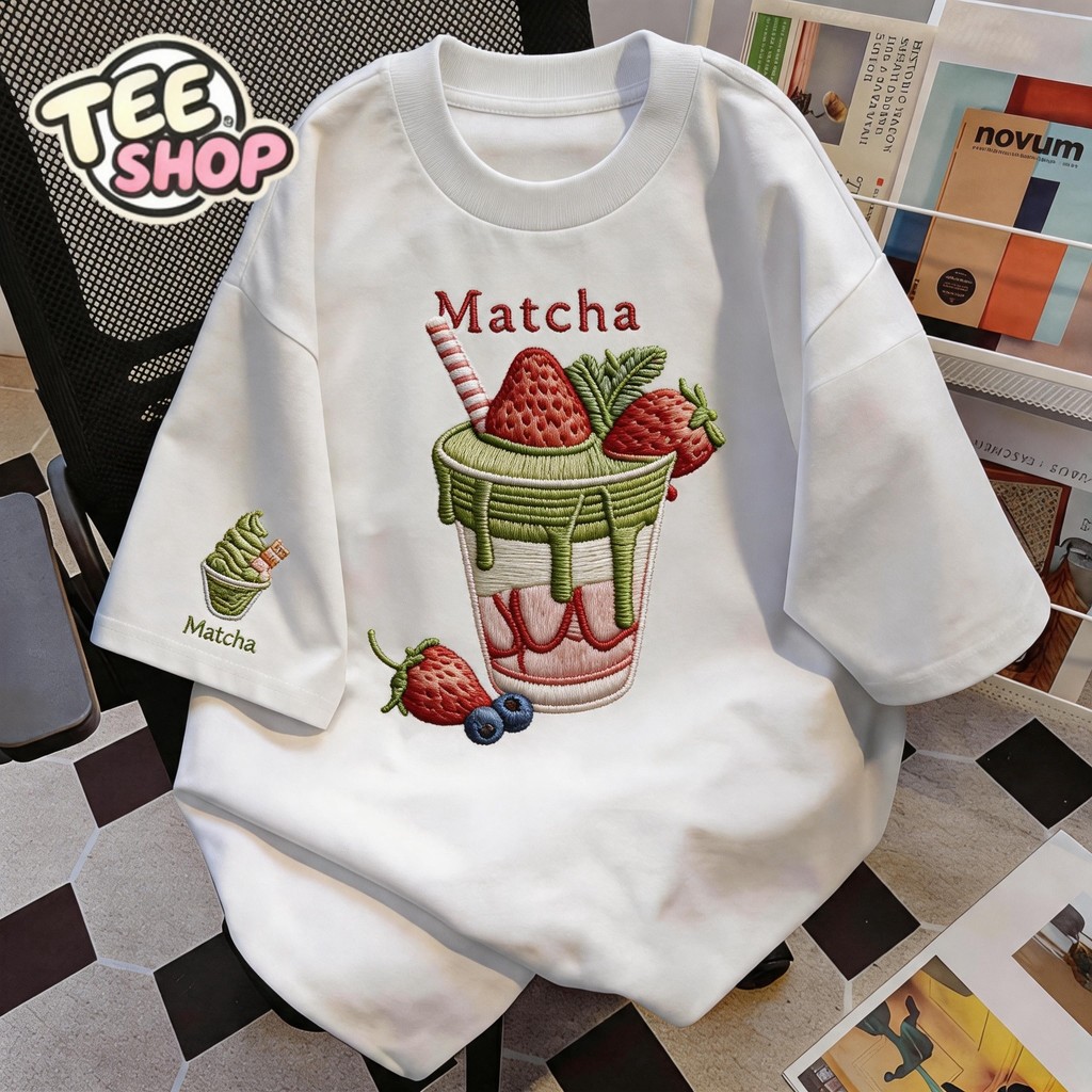 TEE·SHOP🍀เสื้อยืด oversize เสื้อเท่ๆ เกาหลี " Strawberry Matcha " ไม่หดตัว  เกาหลีสไตล์ พิมพ์ลาย ผ้านิ่มใส่สบาย  COD 📦