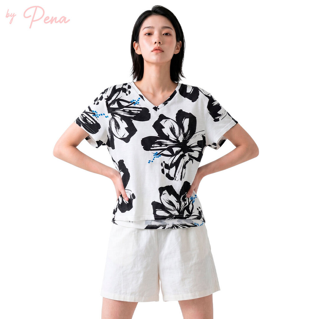 By Pena เสื้อยืดคอวีแขนสั้น ลายพิมพ์สไตล์โมเดิร์นกราฟิก (รุ่น BPTS052602)