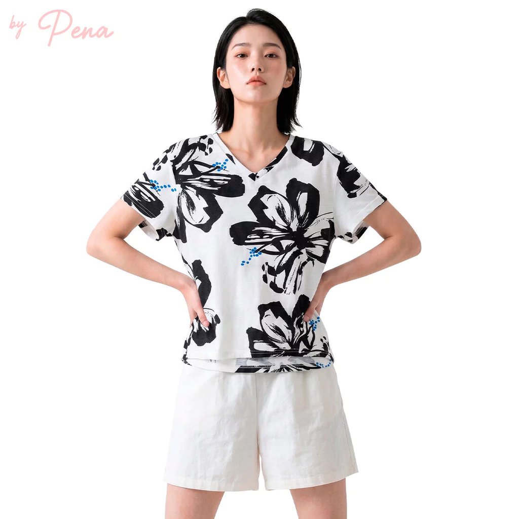 By Pena เสื้อยืดคอวีแขนสั้น ลายพิมพ์สไตล์โมเดิร์นกราฟิก (รุ่น BPTS052602)
