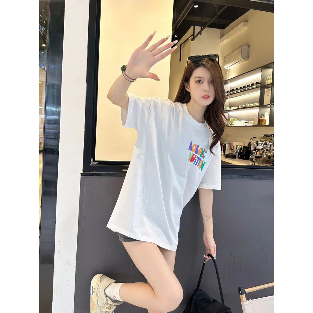 LOUIS VUITTON/LV/2026 ต้นฤดูใบไม้ผลิสไตล์ใหม่เสื้อยืดแขนสั้นผู้ชายผู้หญิงคู่กีฬารอบคอด้านบนโลโก้การพ