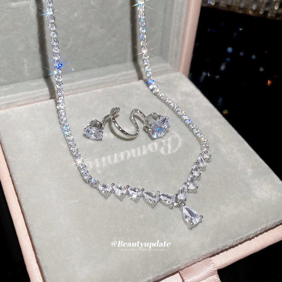ชุดเครื่องประดับสไตล์เกาหลี Ins Zircon Water Drop ประกอบด้วยจี้สร้อยคอน้ำหนักเบาและหูคลิปแบบคลาสสิก 