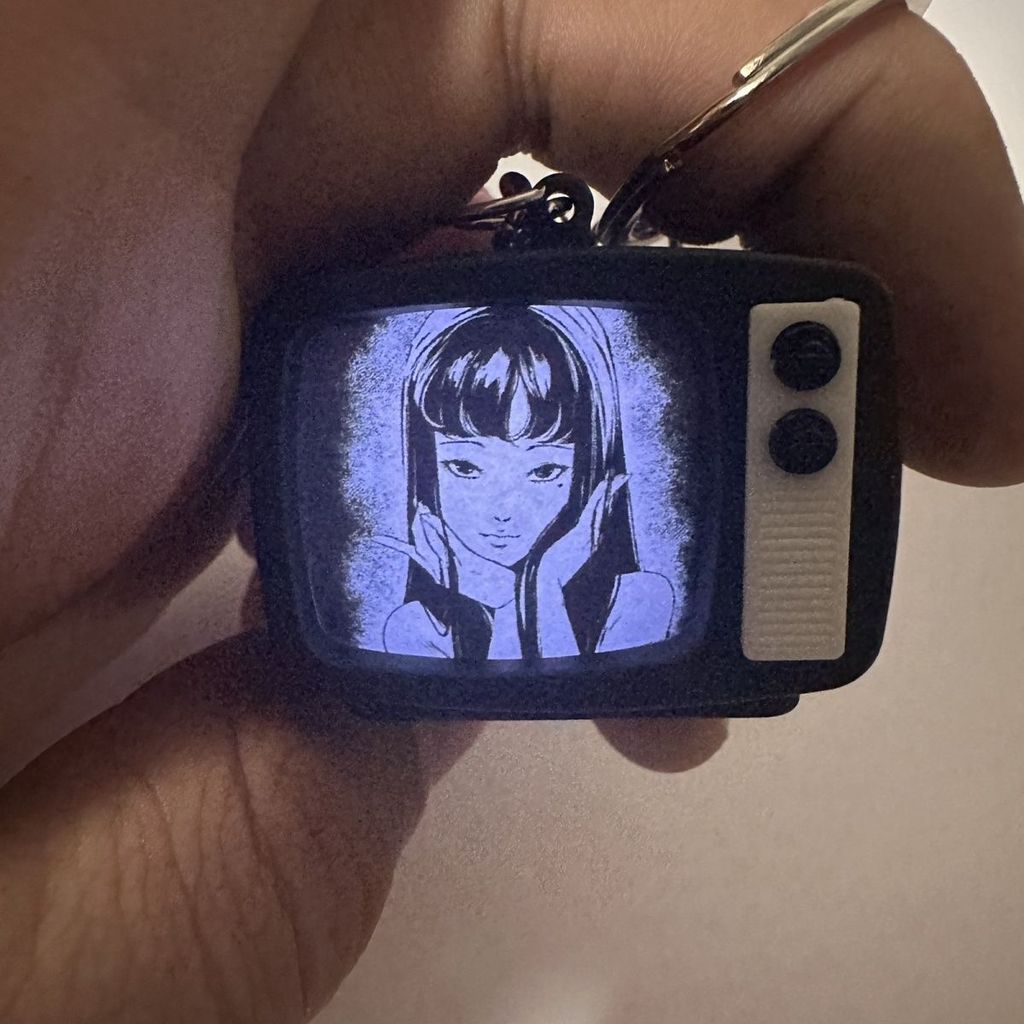 สินค้าใหม่พร้อมสต็อก Kawagami Tomie Ito Junji Creative Luminous Voice l Peripheral Small TV พวงกุญแจ