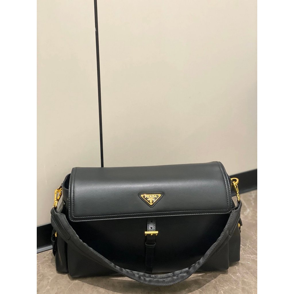 Prada Prada Prada Explore Black Flap Messenger Bag 2025 กระเป๋าผู้รายงานสไตล์ใหม่กระเป๋าสะพายไหล่กระ