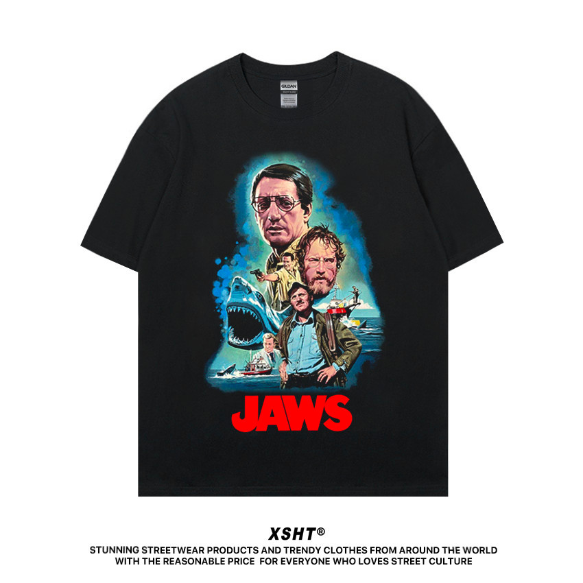 พร้อมส่ง เสื้อขากรรไกร (1975) เสื้อยืดโปสเตอร์ - สีดำ (สีดำ) โดย XSHT