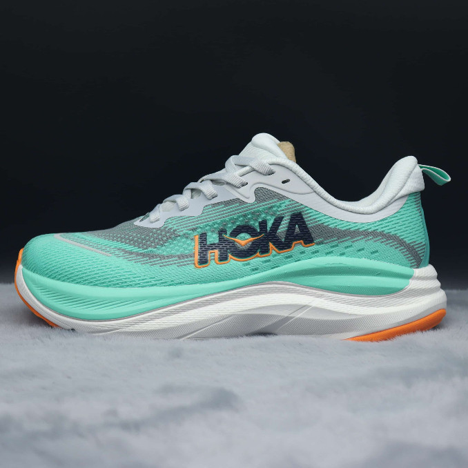 รองเท้าวิ่ง Hoka Skyflow และ Clifton 10