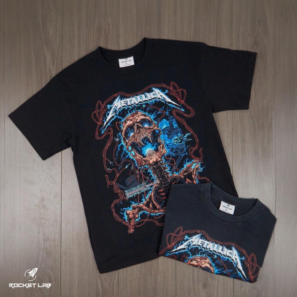 METALLICA – WorldWired Tour Rocket Lab เสื้อยืดสีดำ ผ้าคอตตอนพรีเมี่ยม USA สกรีนแบบ DTG งานละเอียดคุ