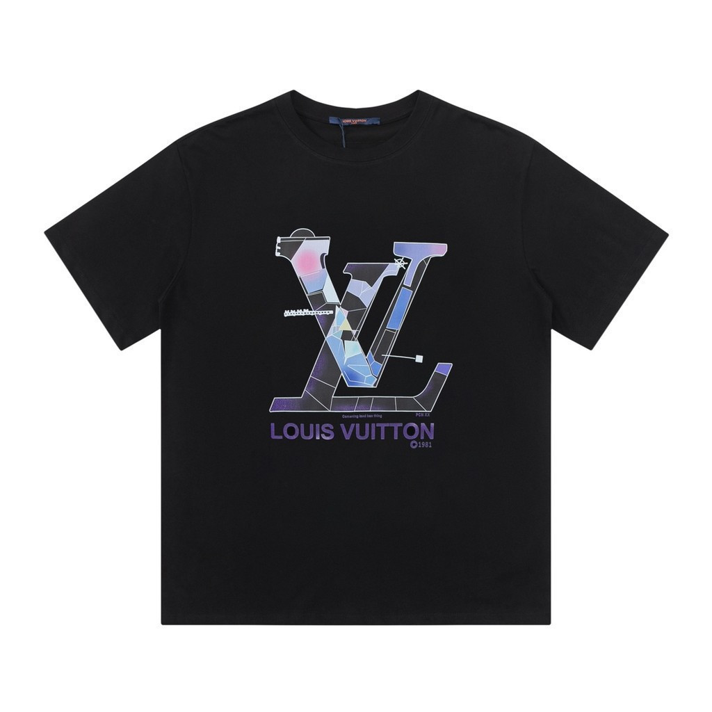 LOU * IS VUIT * TON/L * V/2026 ต้นฤดูใบไม้ผลิสไตล์ใหม่เสื้อยืดแขนสั้นผู้ชายผู้หญิงคู่สไตล์สบายกีฬาแข