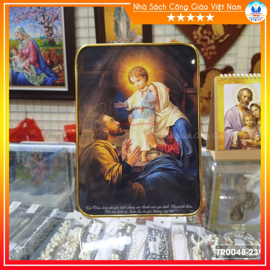 กรอบรูป Holy Family 15x23 ซม. สําหรับโต๊ะติดผนัง - ของขวัญคาทอลิกสําหรับวันเกิดผู้อุปถัมภ์ TR0048-23