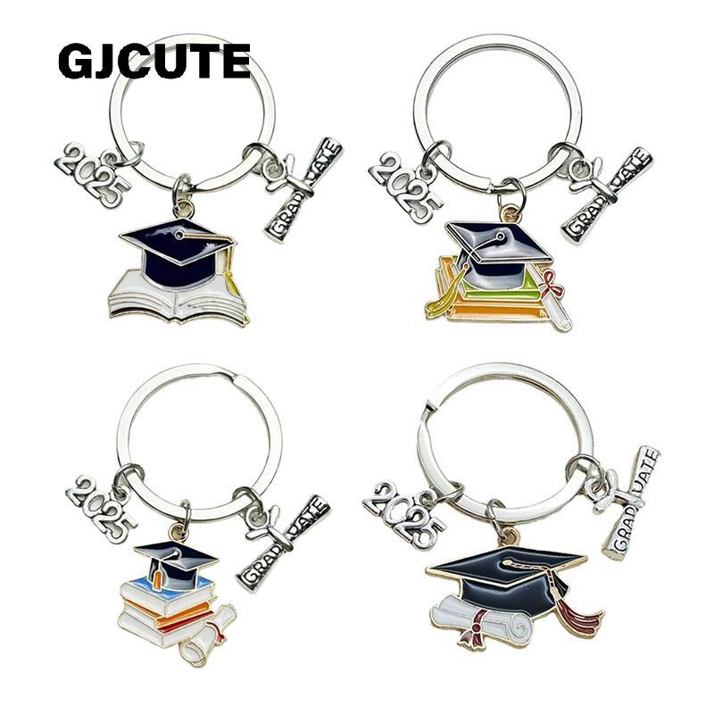 GJCUTE 2025 หนังสือหมวกปริญญาตรีพวงกุญแจฤดูกาลรับปริญญาของขวัญพวงกุญแจจี้ WTD