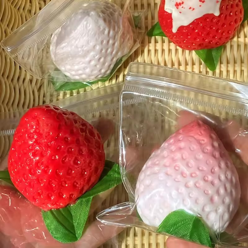 ของเล่นบีบสตรอเบอร์รี่บรรเทาความเครียดและระบายของเล่นแองเกอร์อยู่ไม่สุขพลาสติกของเล่นบีบเพื่อบรรเทาความเครียดสําหรับเพื่อน