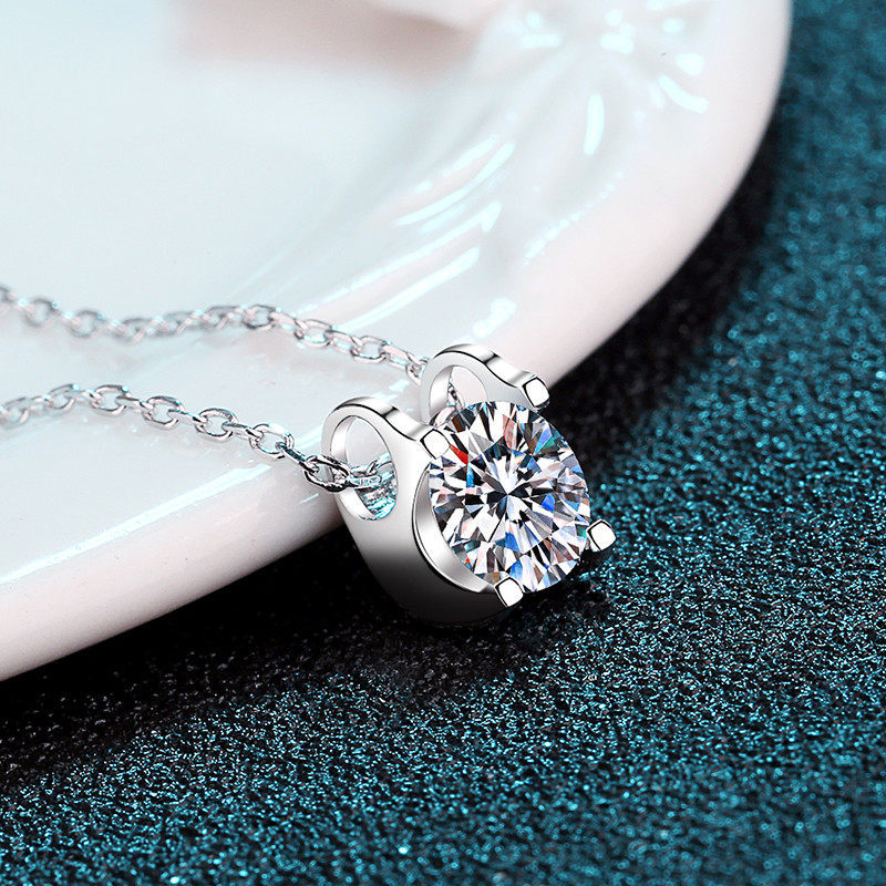 [Moissanite ที่สามารถผ่านปากกาเพชรทดสอบ] D สี 80 จุด Moissanite สร้อยคอหนา Plated PT950 Gold Clavicl