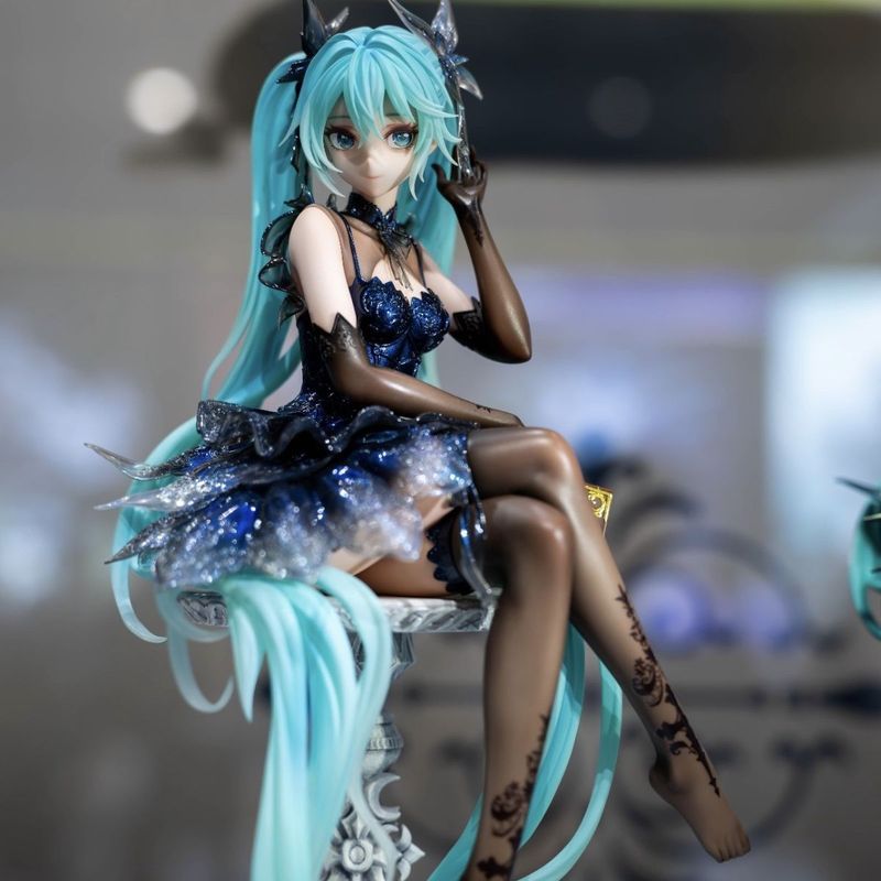 Hatsune Miku Miku Miku Yongye รูปผ้าไหมสีดําชุดอะนิเมะอุปกรณ์ต่อพ่วงแชสซีเดสก์ท็อปคอลเลกชันเครื่องปร