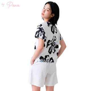 By Pena เสื้อยืดคอวีแขนสั้น ลายพิมพ์สไตล์โมเดิร์นกราฟิก (รุ่น BPTS052602)