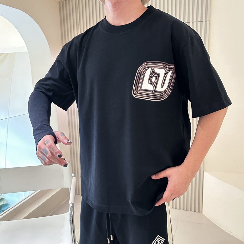 LOUIS VUITTON/LV/2026 เสื้อยืดคอกลมแขนสั้นสไตล์คู่รักผู้ชายเสื้อบอททอมเรียบง่ายNasic Nicheอินเทรนด์ร
