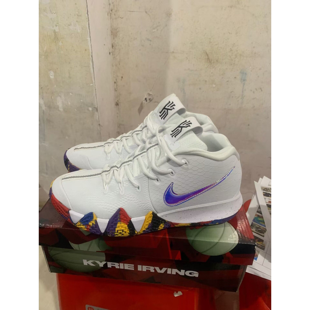 Kyrie 4 IV March Mness Mens NCAA สีขาวแดง 3M Multi-Color