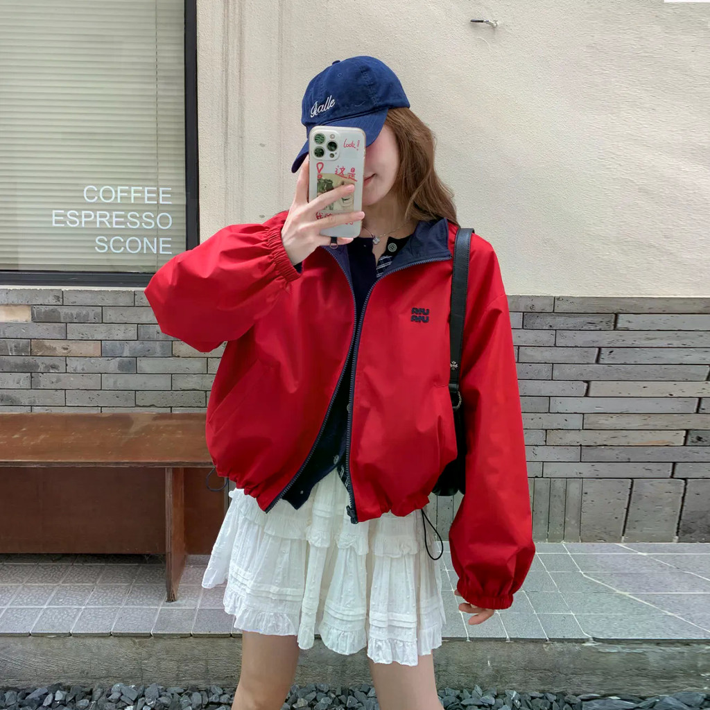 เสื้อแจ็คเก็ตสั้นแบบพลิกกลับได้สีน้ําเงินสีแดงผู้หญิงเทรนด์เสื้อแจ็คเก็ตร้อนสไตล์ฤดูใบไม้ร่วง