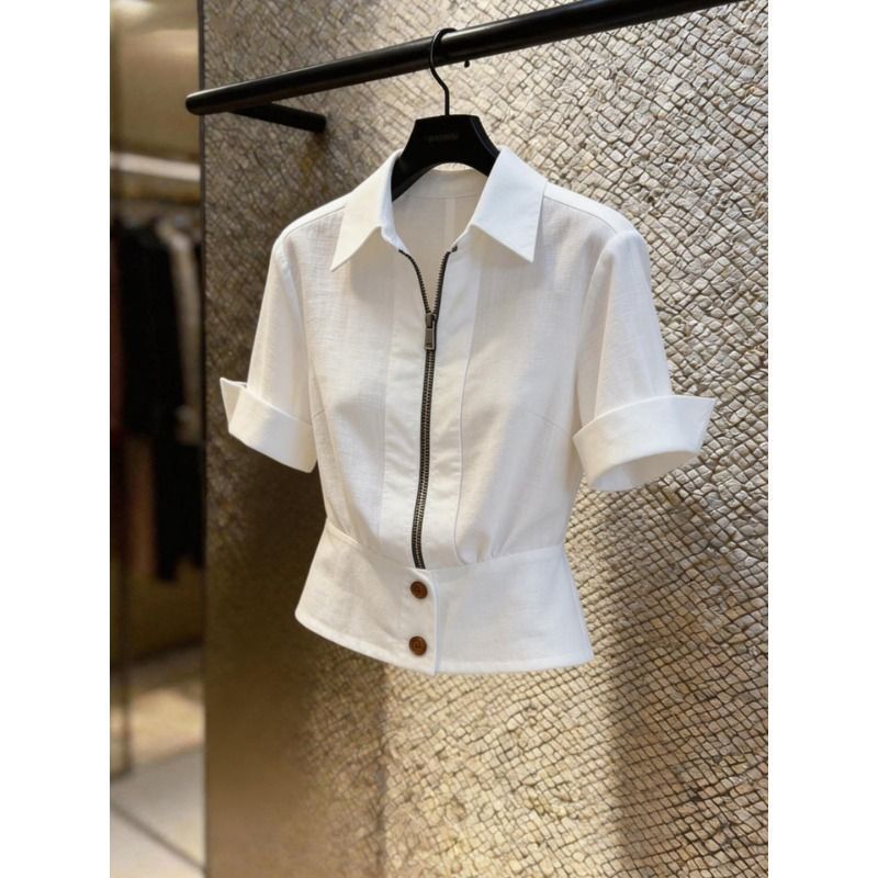 2026 ฤดูร้อนสไตล์ใหม่สีขาวเสื้อแขนสั้นผู้หญิงแฟชั่น All-Match Slimmer ดู Commuter Design Classy