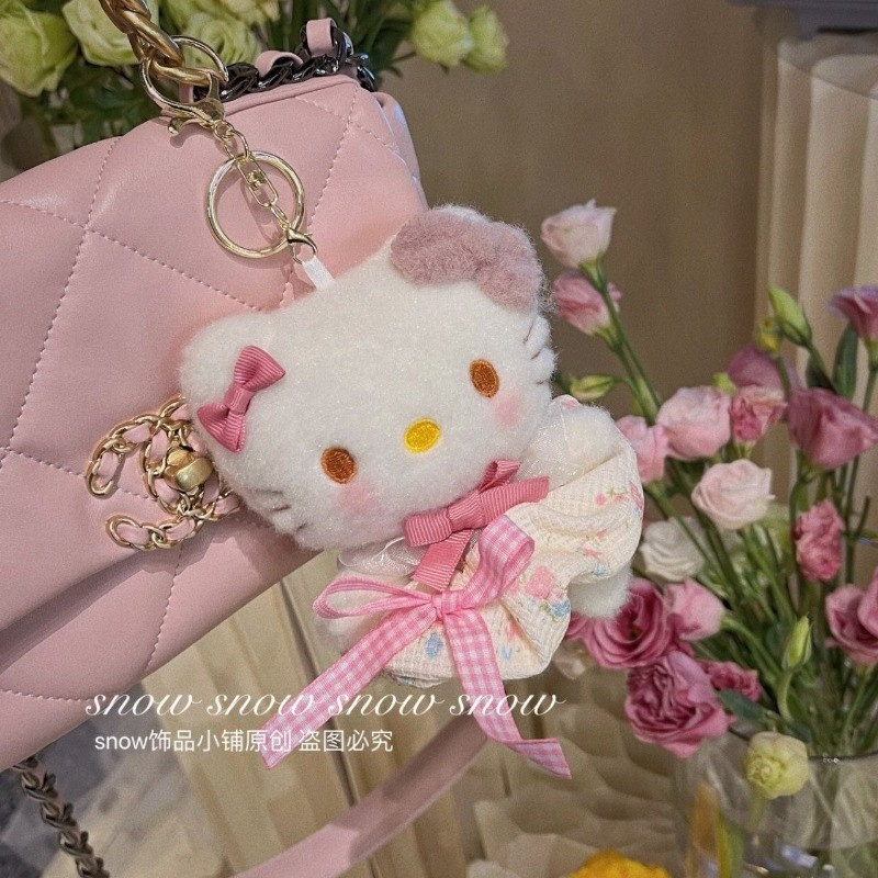 พวงกุญแจ kitty พวงกุญแจคิตตี้ตุ๊กตาตุ๊กตานุ่มน่ารัก อิน สไตล์สาวหัวใจ สวัสดี คิตตี้ กระเป๋าประณีตพวงกุญแจของขวัญเครื่องประดับตุ๊กตา