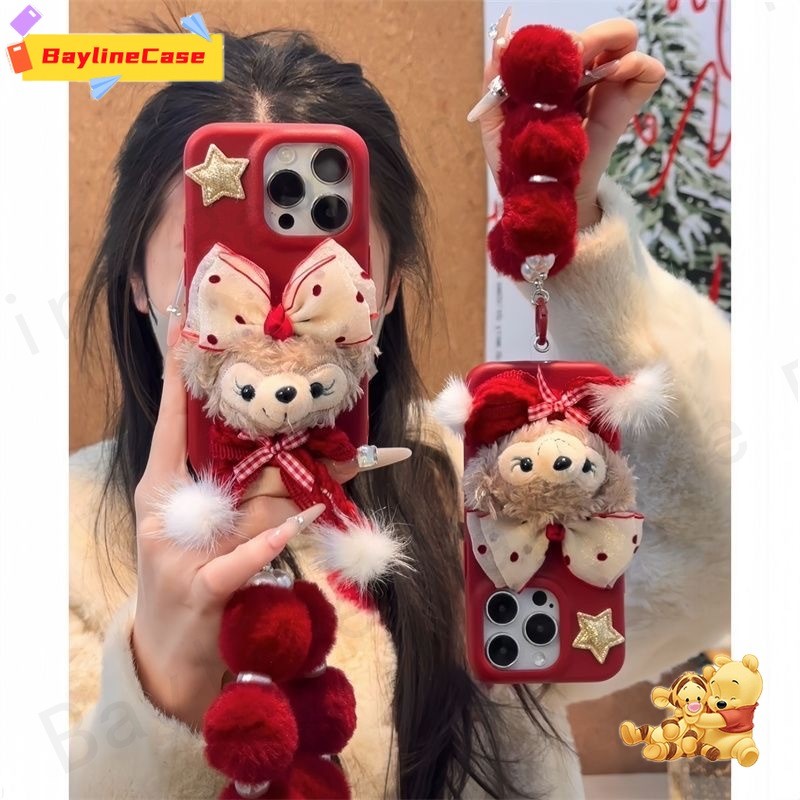 ขายร้อน Ins Christmas-Themed Plush Shirley Mei ตุ๊กตา + สายรัดข้อมือสีแดงหนัง Textured เคสโทรศัพท์ใช้งานร่วมกับ iPhone 17 16 15 14 13 12 11 Pro Max X Xr Xs Max 8 Plus Cover