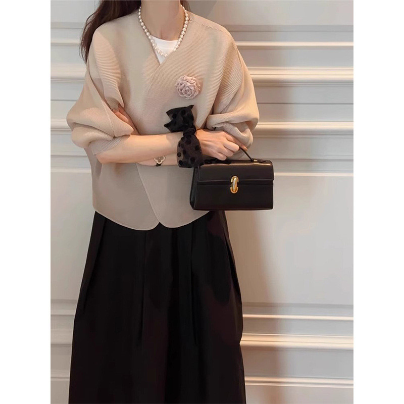 No Corsage จีบเสื้อผ้า 2025 เสื้อแจ็คเก็ตฤดูใบไม้ผลิแฟชั่น Classy All-Match High-End สั้นสไตล์ Slimmer ดูจีบเสื้อสเวตเตอร์ถักผู้หญิง Elegant