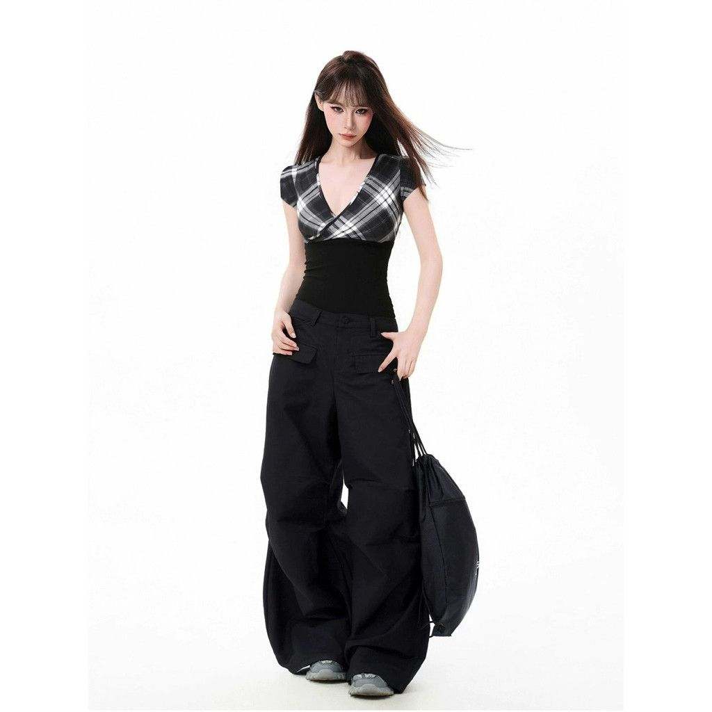 LISA 🕸พร้อมส่ง🌑เสื้อยืดแขนสั้นผู้หญิงต เสื้อครอปทรงรัดรูป  สีดำ คอวี ไขว้ พิมพ์ลายสก๊อแฟชั่นย้อนยุคสไตล์อเมริกัน ผ้าดี - รูปที่ 6