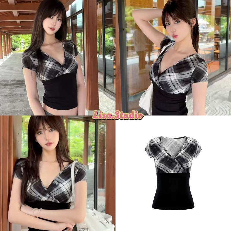 LISA 🕸พร้อมส่ง🌑เสื้อยืดแขนสั้นผู้หญิงต เสื้อครอปทรงรัดรูป  สีดำ คอวี ไขว้ พิมพ์ลายสก๊อแฟชั่นย้อนยุคสไตล์อเมริกัน ผ้าดี