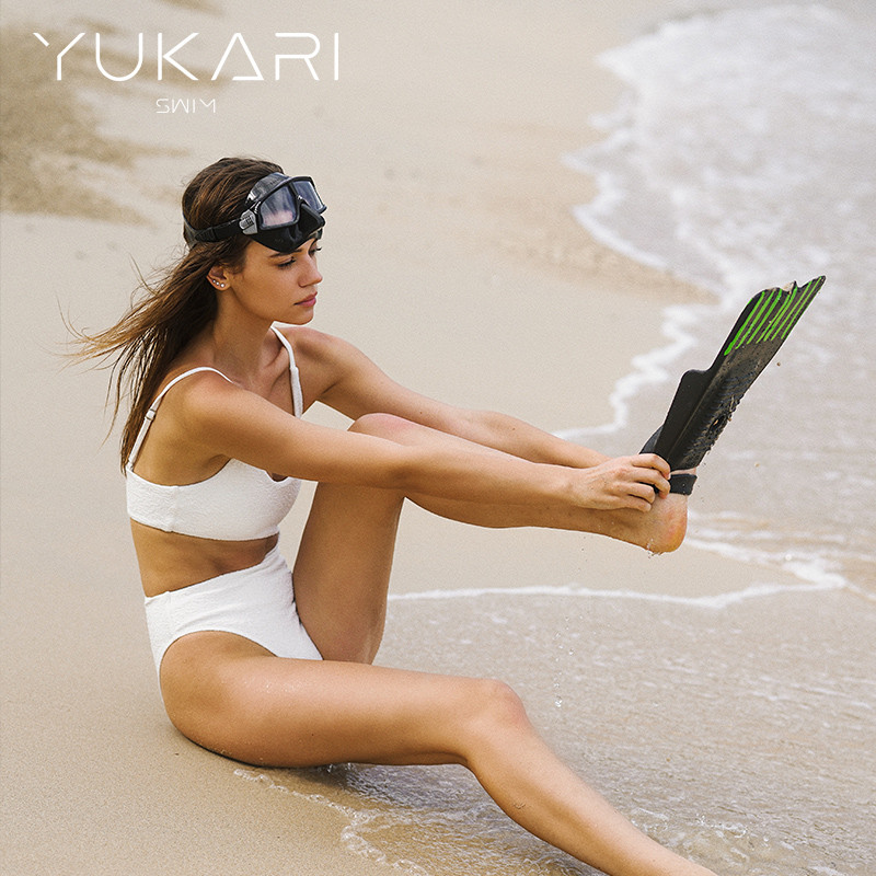 YUKARI SWIM ชุดว่ายน้ำวันพีซสำหรับผู้หญิง สีขาวและดำ ออกแบบมาเพื่อสวมใส่ในรีสอร์ท พร้อมเนื้อผ้าเป็นมิตรกับสิ่งแวดล้อม — صورة 3