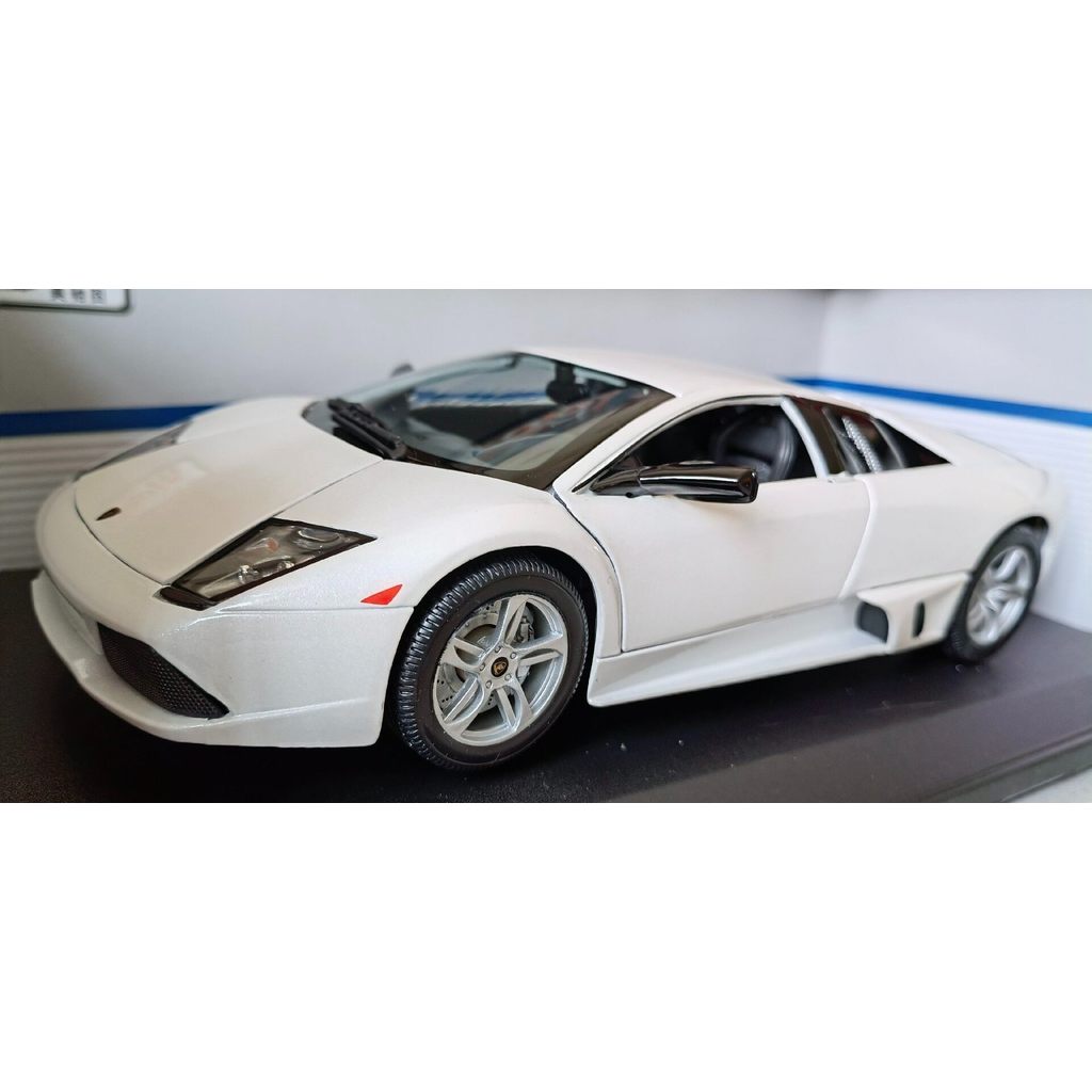 Brand New Meritor Figure 1/18 Lamborghini LP640 Pearl White.