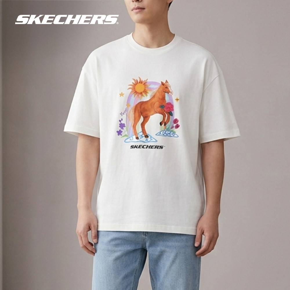 Skechers สเก็ตเชอร์ส เสื้อยืดแขนสั้นยูนิเซ็กส์ Unisex Skechvibe X Ploypisut Short Sleeve Tee - SL425U659-00QF