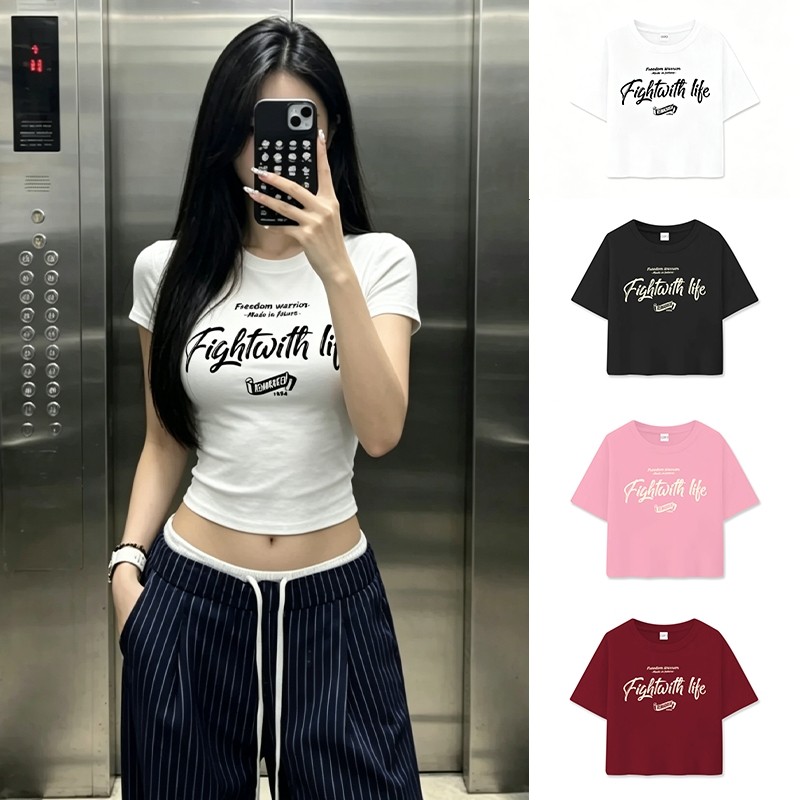 พร้อมส่ง ReinaQueen เสื้อครอปลายตัวอักษร ผ้าไมโครไฟเบอร์นำเข้านุ่มยืด เข้ารูปโชว์หุ่น สายหวานเผ็ด Y2K สาวตัวเล็กดูสูง ทุกลุคฮิตติดเทรนด์B+5077