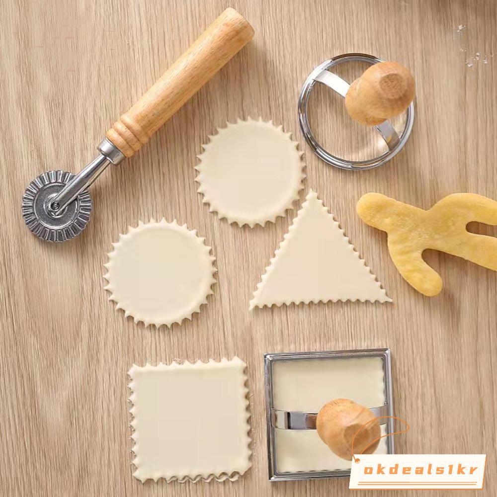 IOKDEALS1 Ravioli Maker Mold, Dumpling Lace with Wooden Handle Pastry Press Mold, Baking Tool Manual