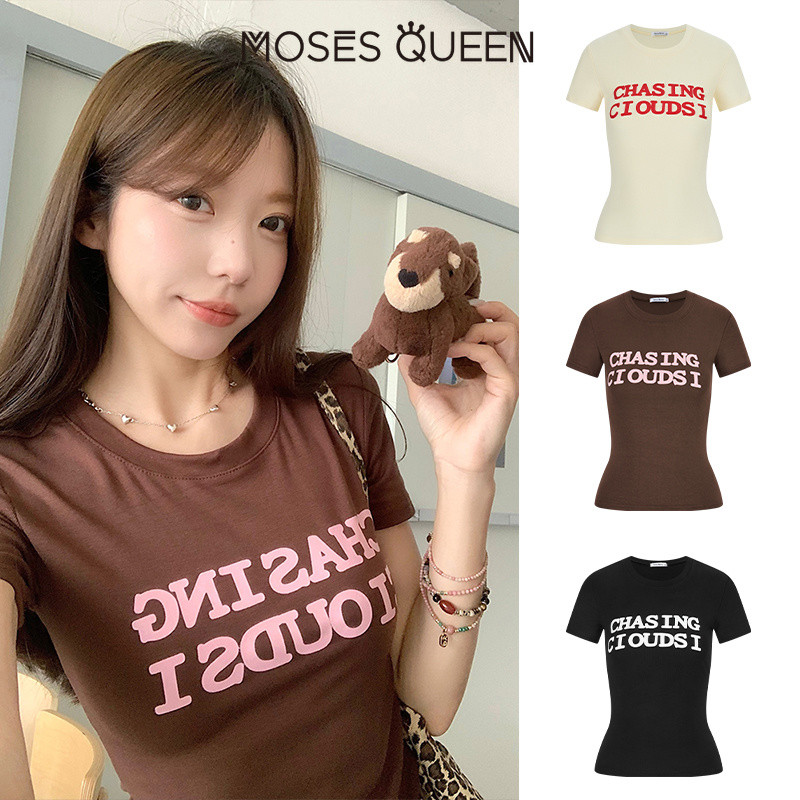 MOSESQUEEN มอสเซควีน เสื้อยืดแขนสั้นพิมพ์ลายตัวอักษรดีไซน์เข้ารูปเพรียวอิ่มตัวคอกลม #63833