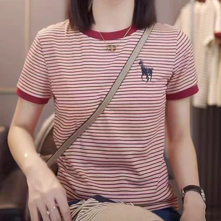 มีสต็อกไทยเสื้อยืดแขนสั้นคอกลมแฟชั่นใหม่ล่าสุดสำหรับฤดูร้อนปี 2026 สำหรับคุณแม่ ดีไซน์ลายทางปักลายสวยงาม ทรงหลวม ใส่แล้ว