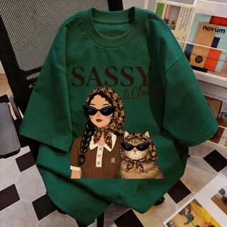 TEE·SHOP🍀เสื้อยืด oversize เสื้อเท่ๆ เกาหลี " ‘Sassy & Classy’ Girl & Cat " ไม่หดตัว พิมพ์ลาย ผ้านิ่มใส่สบาย COD 📦